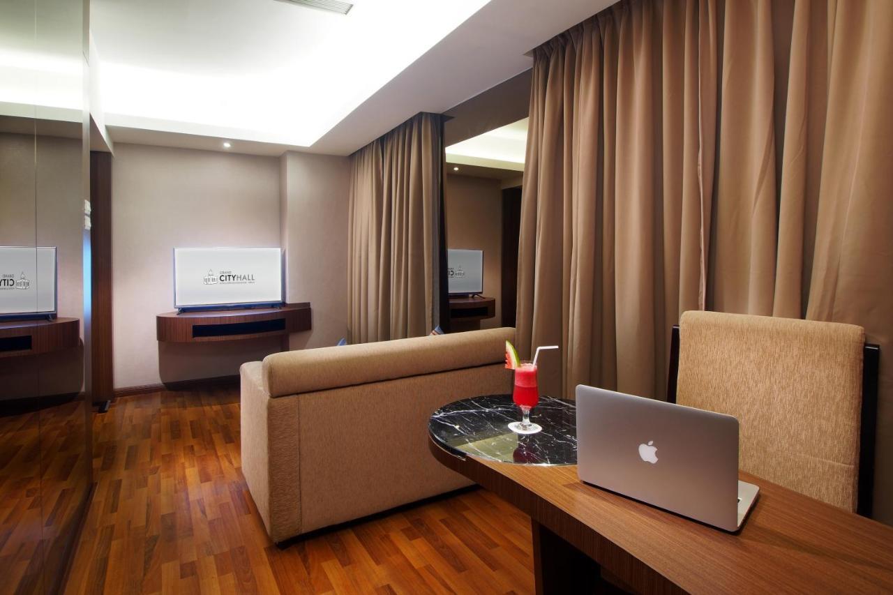 Grand City Hall Hotel & Serviced Residences Medan Exterior photo